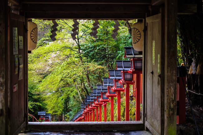 Arquitetura japonesa tradicional no santuário de Kyoto, Kyoto, Japão — Fotografia de Stock