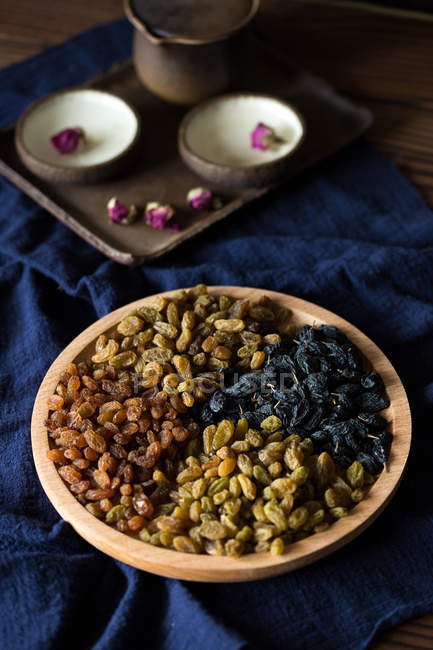 Vue rapprochée de divers raisins secs sains savoureux dans un bol — Photo de stock