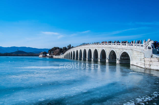 Архитектура Летнего дворца с мраморно-арочным мостом — стоковое фото