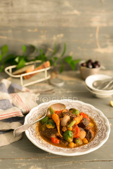 Крупный план вкусной китайской еды в тарелке на столе — стоковое фото