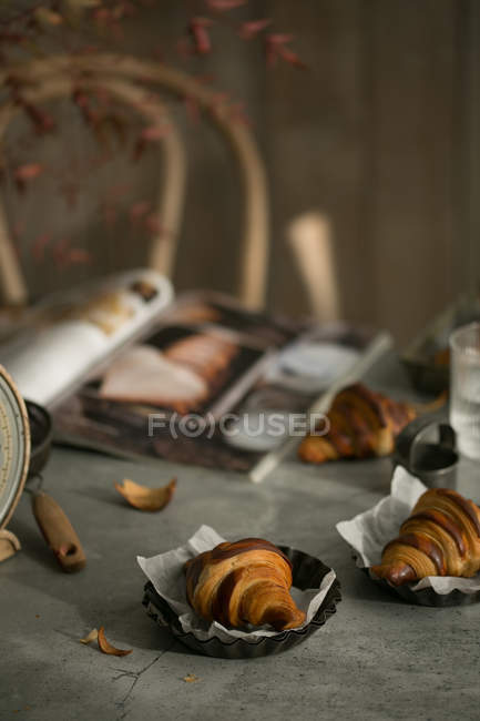 Vista de cerca de deliciosos croissants en la mesa, enfoque selectivo - foto de stock