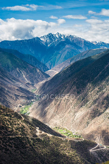 Vista aerea della strada tortuosa e montagne panoramiche, Tibet BaSu girare 72 paesaggio montano — Foto stock