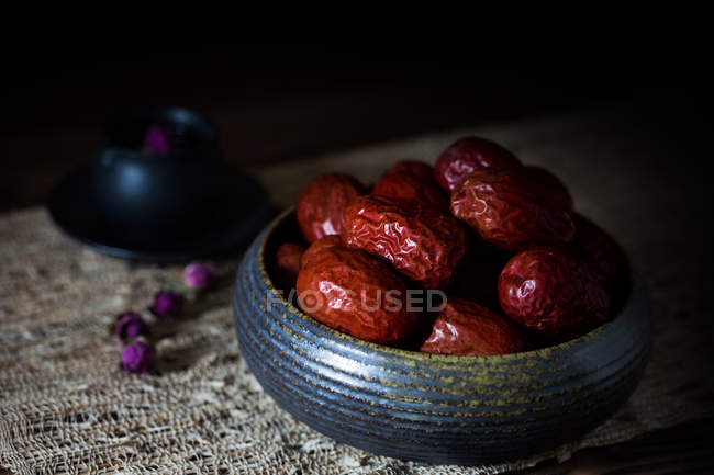 Вид крупним планом на червоні здорові ягоди джуджуба на дерев'яному столі — стокове фото