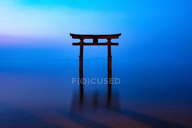 Torii en el lago biwa con fushimi inari santuario, Santuario de barba blanca - foto de stock