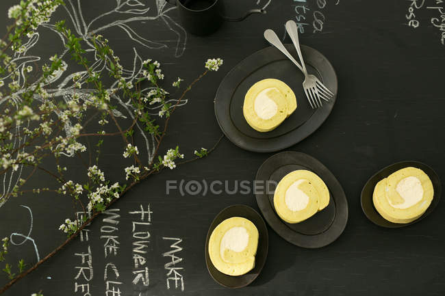 Vista superior de delicioso desayuno saludable y flores en la mesa negra - foto de stock
