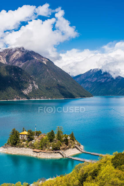 Paesaggio incredibile con lago blu calmo e montagne panoramiche in Tibet — Foto stock