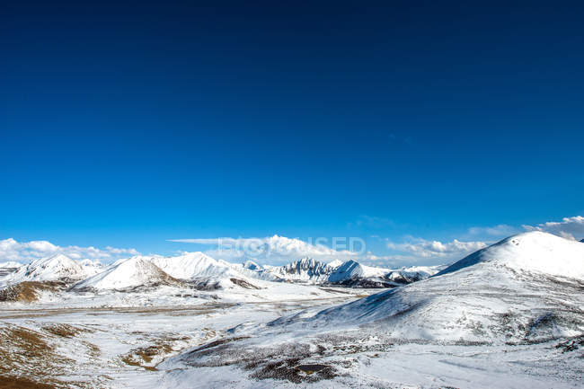 Paisagem incrível com montanhas cobertas de neve no Tibete — Fotografia de Stock