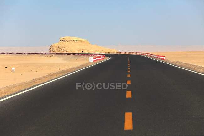 Estrada de asfalto vazio e belas rochas no deserto de gobi, província de Qinghai, china — Fotografia de Stock