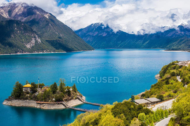 Paisagem incrível com calmo lago azul e montanhas cênicas no Tibete — Fotografia de Stock