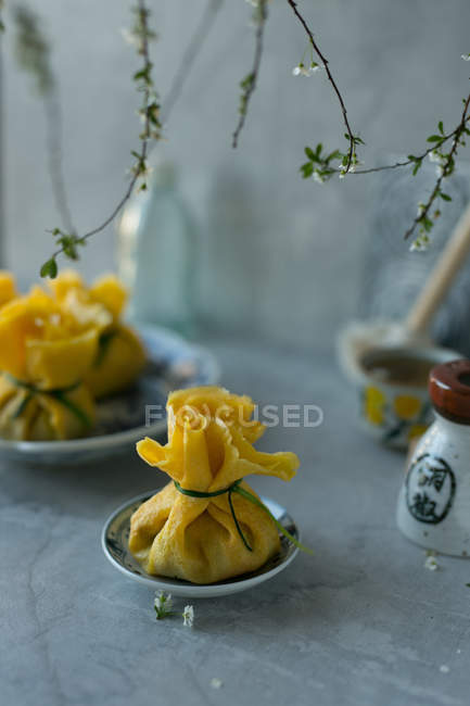 Vista ravvicinata di deliziosi gnocchi cinesi sulla superficie grigia — Foto stock