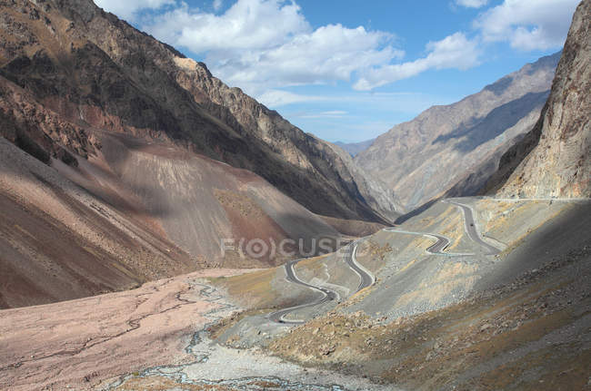 Empty highway and scenic mountain landscape in xinjiang, china — Stock Photo