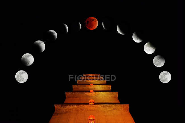 Низкий угол обзора луны над пагодой Шэньси Цзянь ночью — стоковое фото