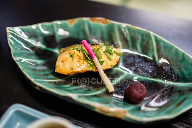 Крупный план вкусной японской кухни в тарелке на столе — стоковое фото