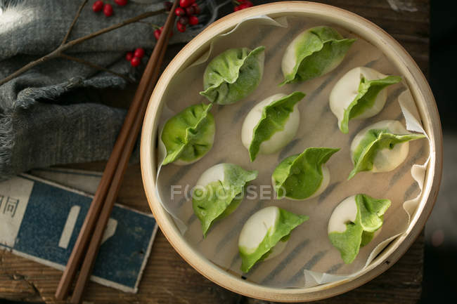Vue du dessus de délicieuses boulettes traditionnelles chinoises dans un bol sur la table — Photo de stock