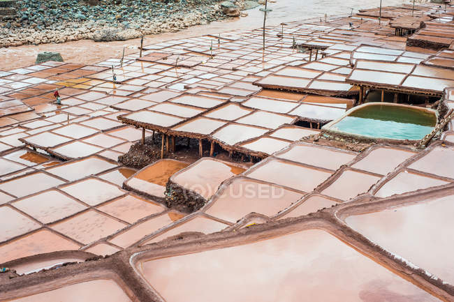 Река Меконг и соляной колодец в округе Тибет Манган — стоковое фото
