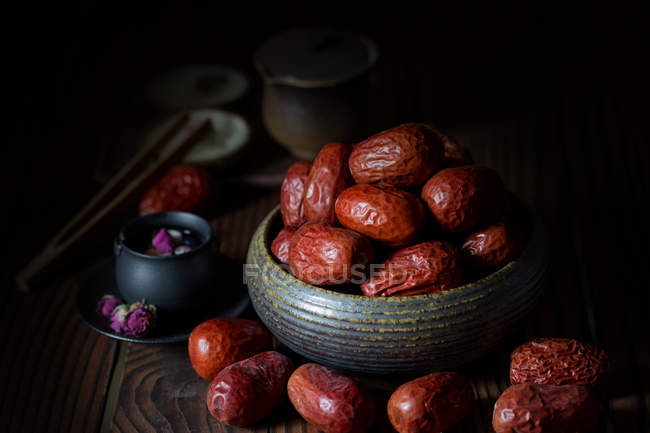 Vue rapprochée des baies de jujube rouges saines sur une table en bois — Photo de stock