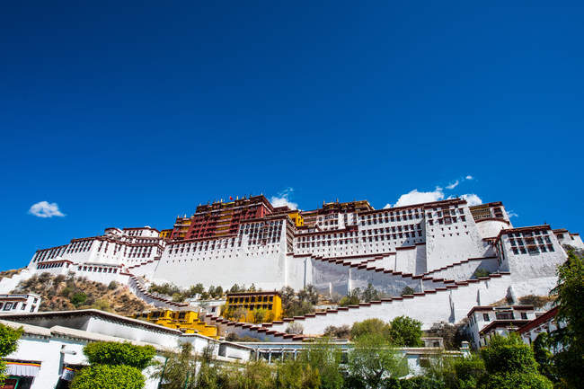 Низький кут зору стародавнього Потала палац в Тибеті — стокове фото