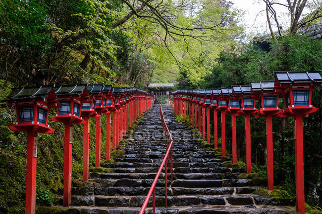 Arquitectura tradicional japonesa en el santuario de Kioto, Kioto, Japón - foto de stock