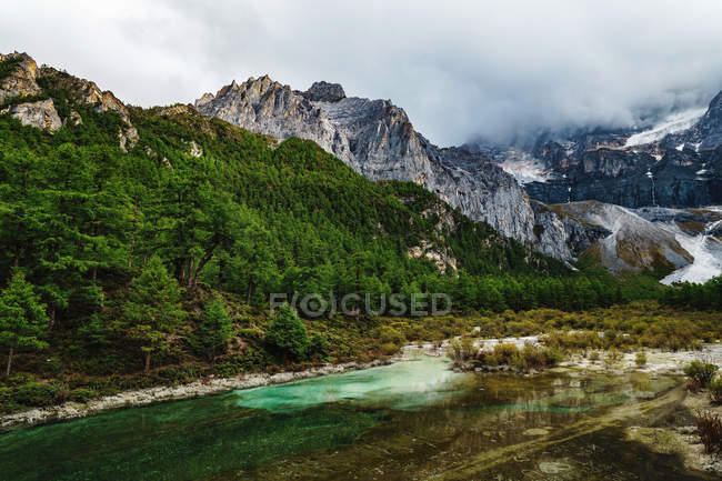 Incrível paisagem montanhosa com rio calmo e montanhas cênicas — Fotografia de Stock