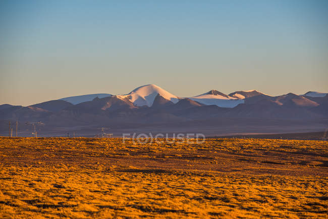 Paysage étonnant avec montagnes et vallée sous le ciel bleu — Photo de stock