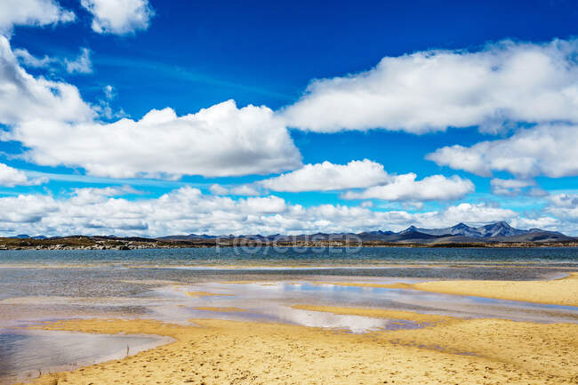 Hermosa playa con cielo azul y nubes - foto de stock