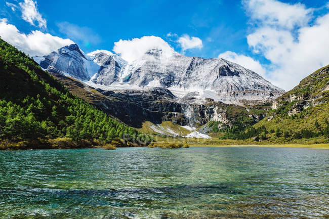 Incredibile paesaggio montano con lago calmo e montagne panoramiche — Foto stock