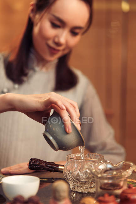 Красива усміхнена молода азіатка під час традиційної чайної церемонії — стокове фото