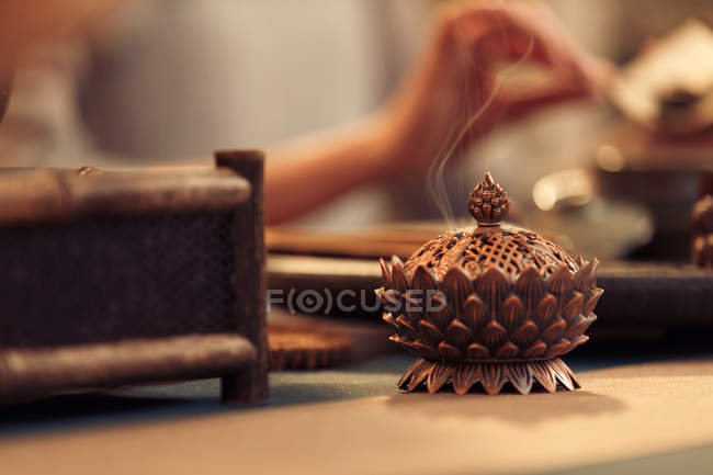 Vue rapprochée de la cérémonie traditionnelle du thé asiatique vintage — Photo de stock