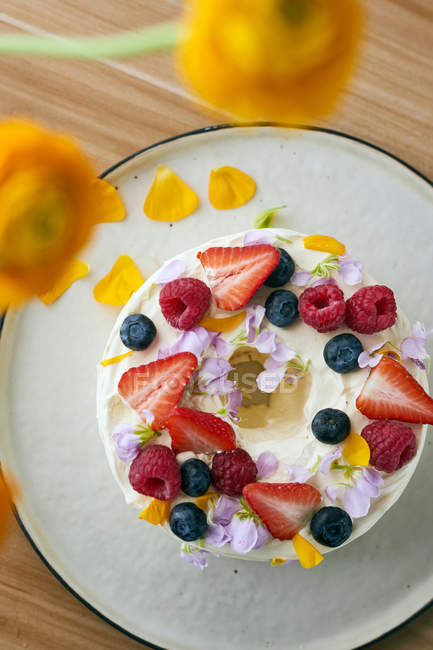 Вид на вкусный сладкий фруктовый пирог с ягодами на деревянном столе, избирательный фокус — стоковое фото