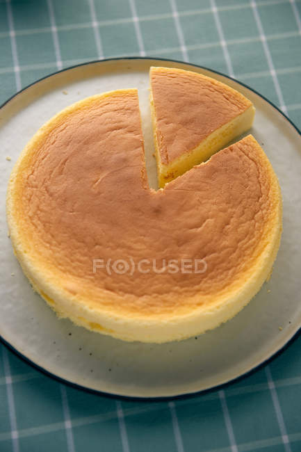 Delicioso cheesecake caseiro no prato na mesa — Fotografia de Stock