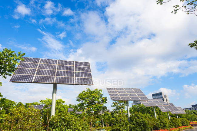 Paneles solares de la ciudad de Wuxi en China - foto de stock