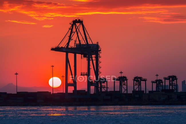 Промисловий порт на заході сонця, Цінхуандао, Хебей, Китай. — стокове фото