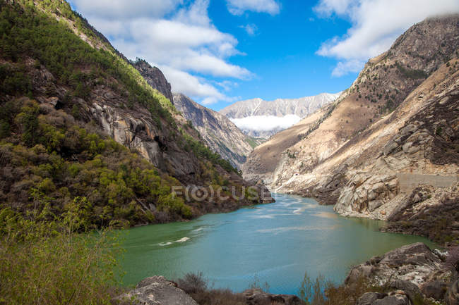 Beau paysage avec yarlung tsangpo rivière dans la vallée et les montagnes rocheuses au Tibet — Photo de stock