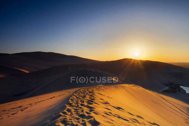 Красива пустеля Дуньхуан на світанку, Gansu — стокове фото