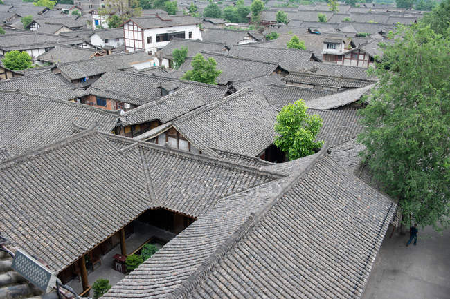Высокий угол обзора крыш в древнем городе Ланчжун, провинция Сычуань, Китай — стоковое фото
