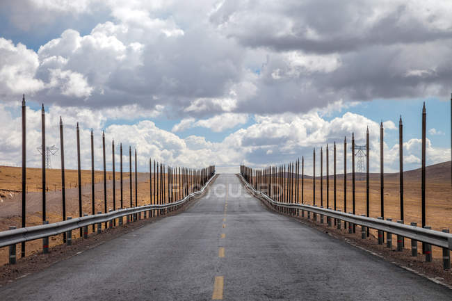 Empty Qinghai-Tibet Highway at cloudy day — Stock Photo