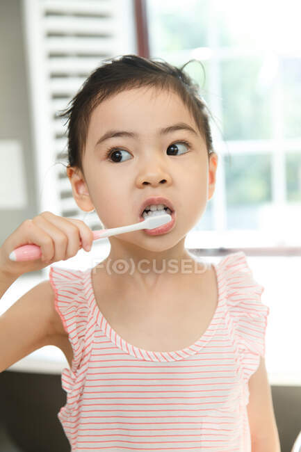 Petite fille brossant les dents — Photo de stock