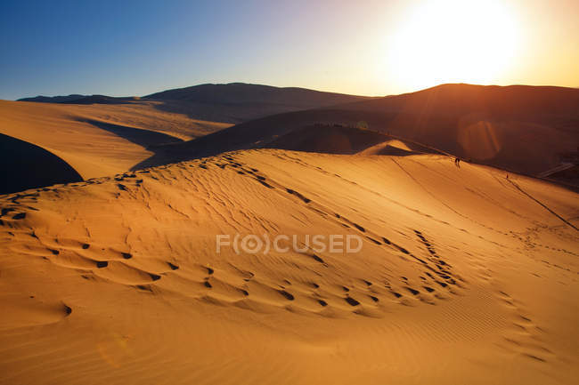 Belo deserto de Dunhuang ao nascer do sol, Gansu — Fotografia de Stock