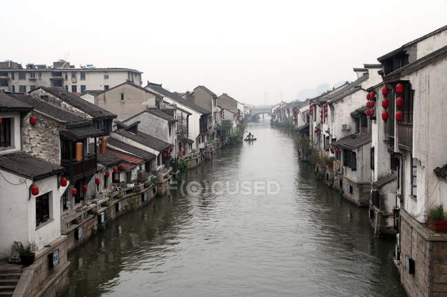 Vista de alto ângulo de edifícios perto do canal no dia nublado, Wuxi, Jiangsu, China — Fotografia de Stock