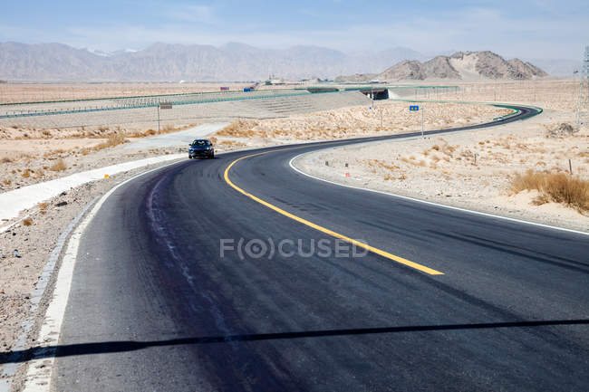 Circulation sur l'autoroute Qinghai-Tibet et de belles montagnes le jour — Photo de stock