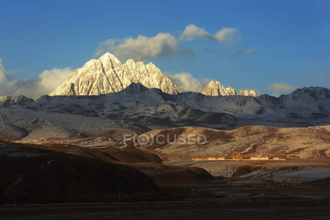 Bela montanha coberta de neve Yala de campos Tagong, província de Sichuan, China — Fotografia de Stock