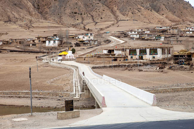 Чудова архітектура і мальовничі гори Тибету — стокове фото