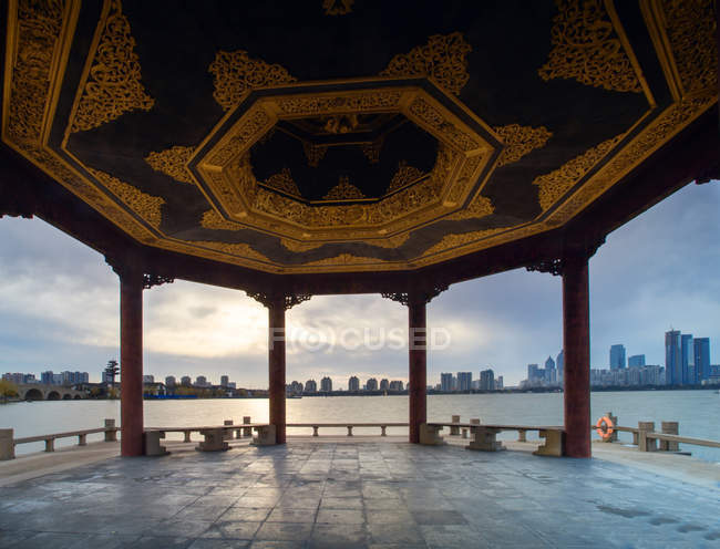 Arquitectura asombrosa y lago de Jinji, Suzhou, Jiangsu, China - foto de stock