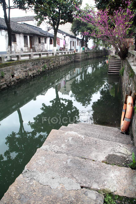 Архитектура и канал на улице Шаньтан, Сучжоу, провинция Цзянсу, Китай — стоковое фото