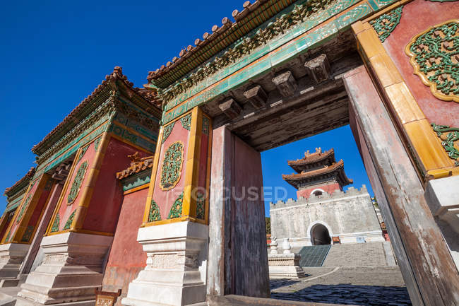 Visão de baixo ângulo de túmulos Qing orientais antigos, Zunhua, Hebei, China — Fotografia de Stock