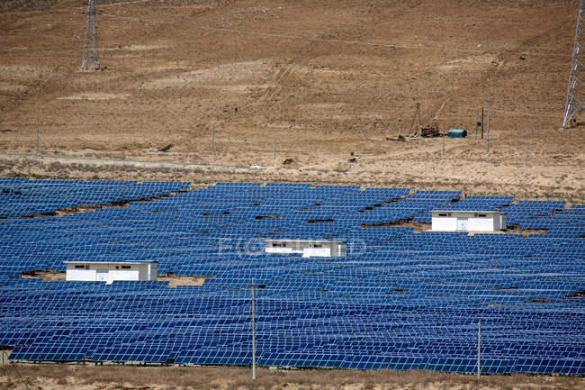 Vista de alto ângulo dos painéis solares modernos nas montanhas, Tibete — Fotografia de Stock