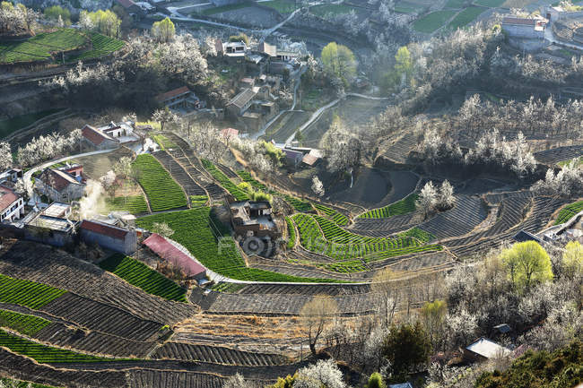 Vista aérea de casas en el condado de Jinchuan, provincia de Sichuan, China - foto de stock