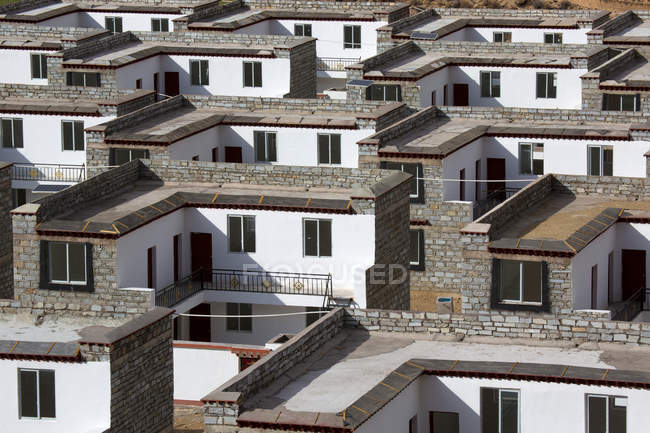 Повітряний вид білих будівель і дахів у тибетській резиденції. — стокове фото