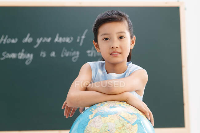 Porträt eines Schulmädchens mit Globus — Stockfoto