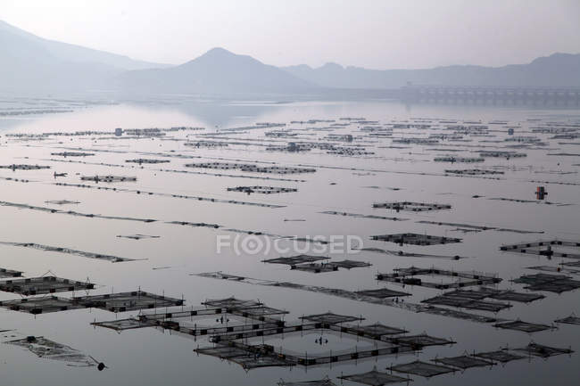 Vue aérienne des bateaux de pêche sur l'eau calme à qianxi, Hebei, Chine — Photo de stock